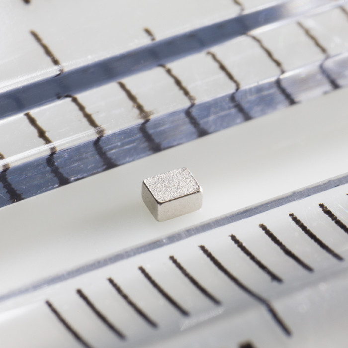 Neodímium hasáb mágnes 1,5x1,2x0,8 N 80 °C, VMM4-N35