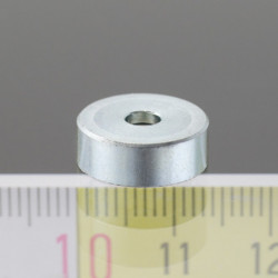 Mágnes lencse 13 mm, magasság 4,5  mm, furattal süllyesztett fejű csavarnak 3,5 mm átmérővel