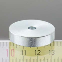 Mágnes lencse 32 mm, magasság 7,0  mm, furattal süllyesztett fejű csavarnak 5,4 mm átmérővel