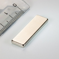 Neodímium hasáb mágnes 30x9x2,5 N 180 °C, VMM5UH-N35UH