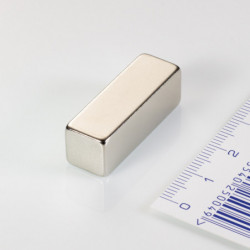 Neodímium hasáb mágnes 30x10x10 N 80 °C, VMM4-N35
