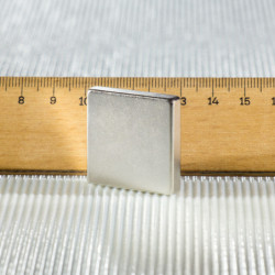Neodímium hasáb mágnes 30x30x6 N 80 °C, VMM10-N50